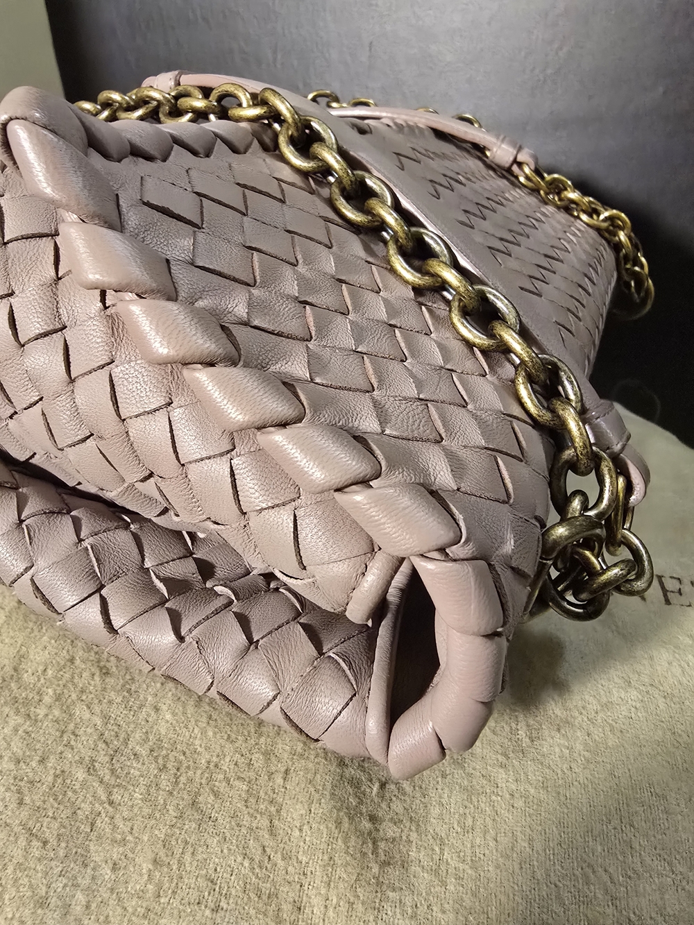 💯 Authentic Bottega Veneta Mauve Intrecciato Leather Bag Gold Chain w/COA - Picture 15 of 16